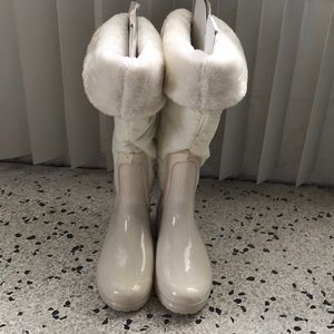 Comfortrview rain white boots with faux fur Sz 9M
